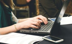 Mains de femme sur clavier pc portable
