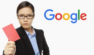 Femme Google qui donne un carton rouge