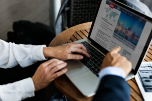 deux personnes regardant un site web