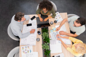 des personnes autour d'une table faisant de la gestion de projet