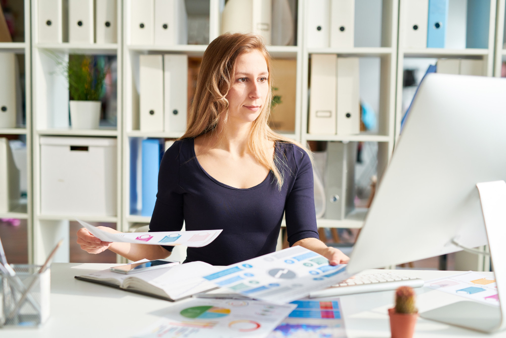 une assistante comptable au bureau