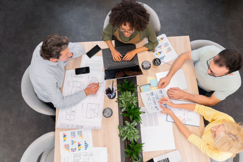 des personnes autour d'une table faisant de la gestion de projet