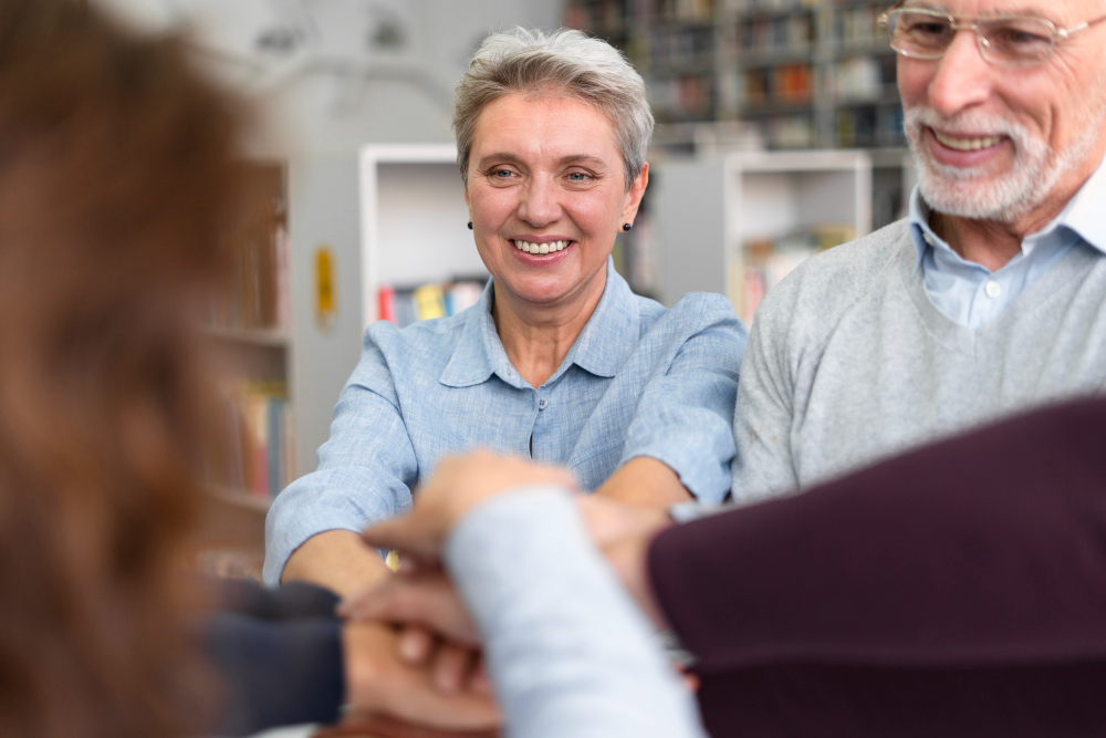 deux seniors face a une femme
