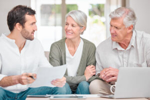 un couple de seniors discutant avec un expert mutuelle