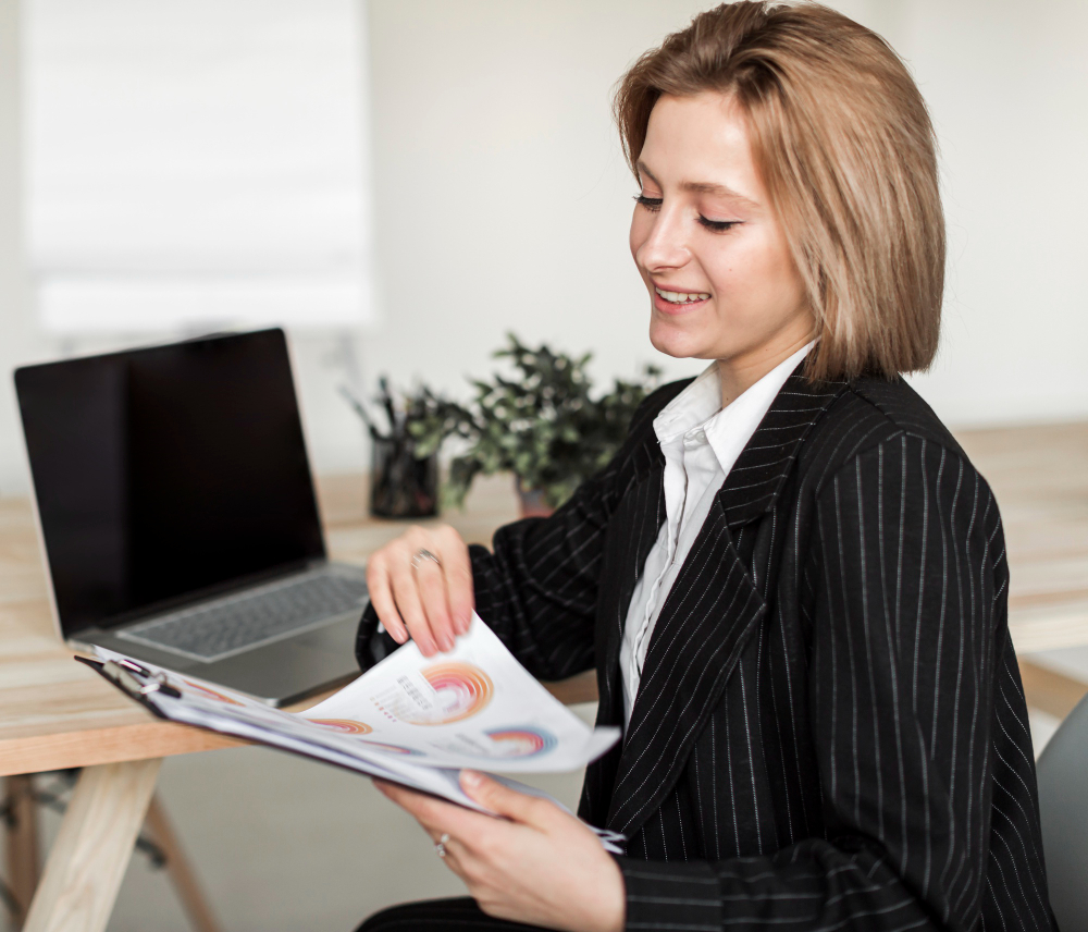 une jeune femme souriante à son bureau